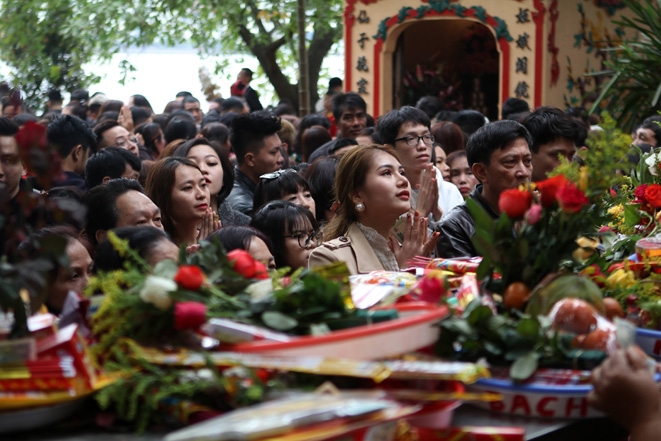 nguoi dan ha noi chen chuc den nghet tho di chua dau nam