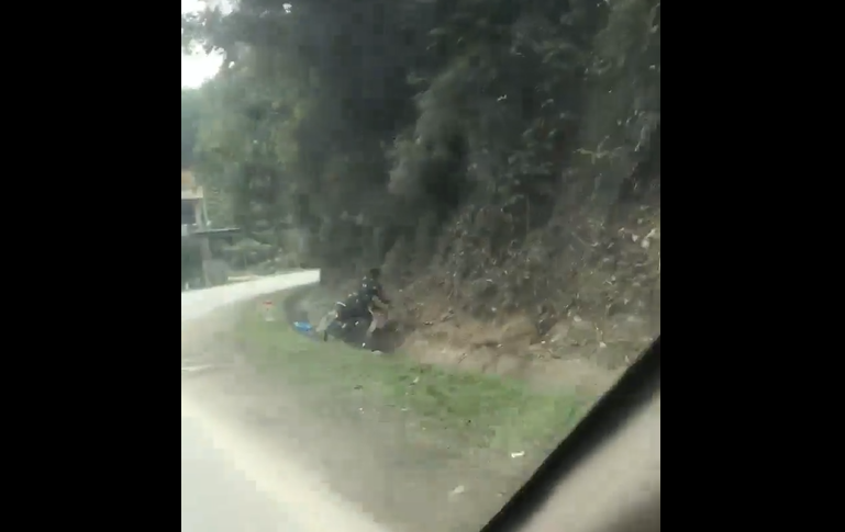 video nam thanh nien dau tran lao nhu bay ra giua nut giao bi xe tai cuon vao gam tu vong