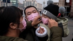 Ăn theo dịch virus corona, 31 cửa hàng ở Bắc Kinh đội giá khẩu trang