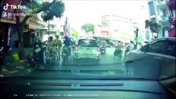video nam thanh nien co tinh thong chot dam gay chan csgt