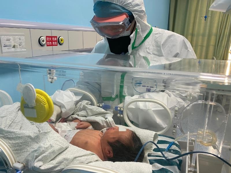 vua chao doi duoc 30 tieng be so sinh da duong tinh virus corona
