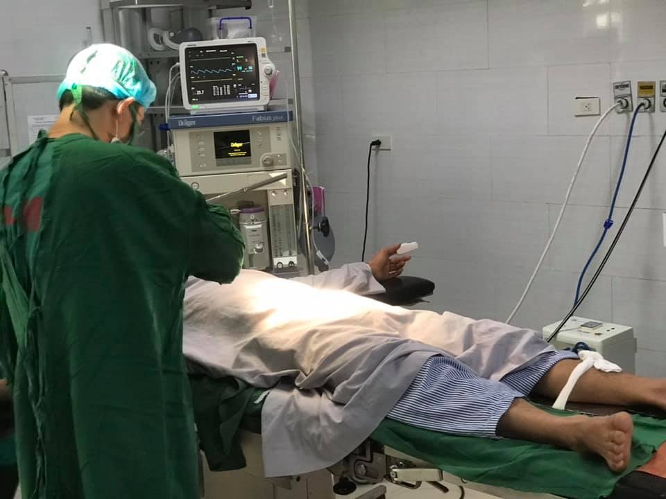 tu be gay cua quy de dat cuc khoai nam thanh nien phai cau cuu bac si