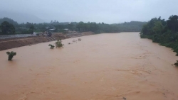 tim thay 5 nan nhan trong vu lat thuyen o quang nam