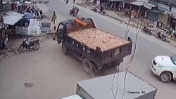 video khoanh khac o to 16 cho vuot au khien xe khach hat duoi bep dum lam 7 nguoi thuong vong