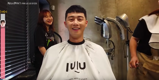 Park Seo Joon “mếu máo” xuống tóc ở hậu trường phim Tầng lớp Itaewon park seo joon meu mao xuong toc o hau truong phim tang lop itaewon