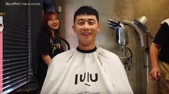 Park Seo Joon “mếu máo” xuống tóc ở hậu trường phim Tầng lớp Itaewon