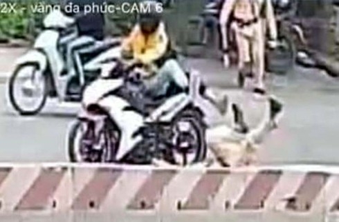 ha noi danh tinh doi nam nu vuot den do tong trung uy csgt bat tinh