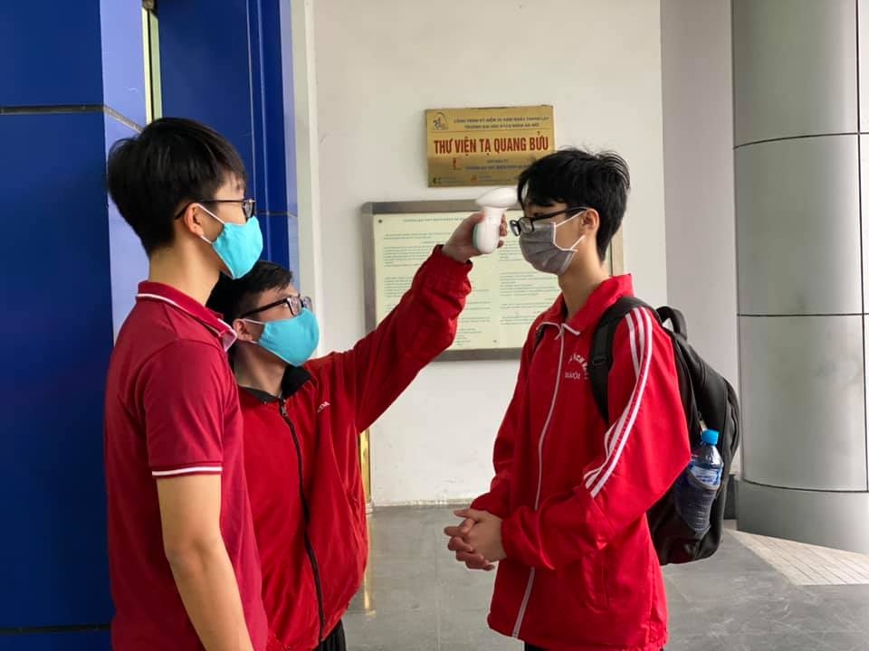 sinh vien ha noi den truong ngay dau tien sau nghi dich covid 19