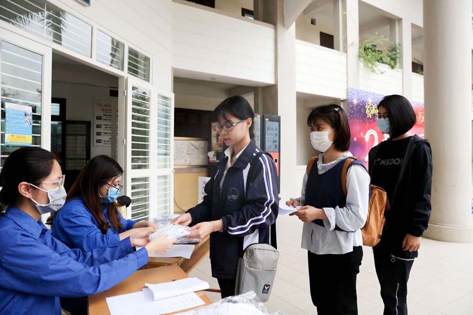 sinh vien ha noi den truong ngay dau tien sau nghi dich covid 19