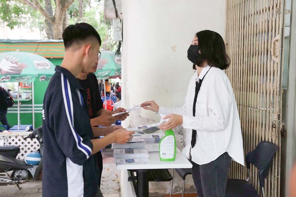 sinh vien ha noi den truong ngay dau tien sau nghi dich covid 19