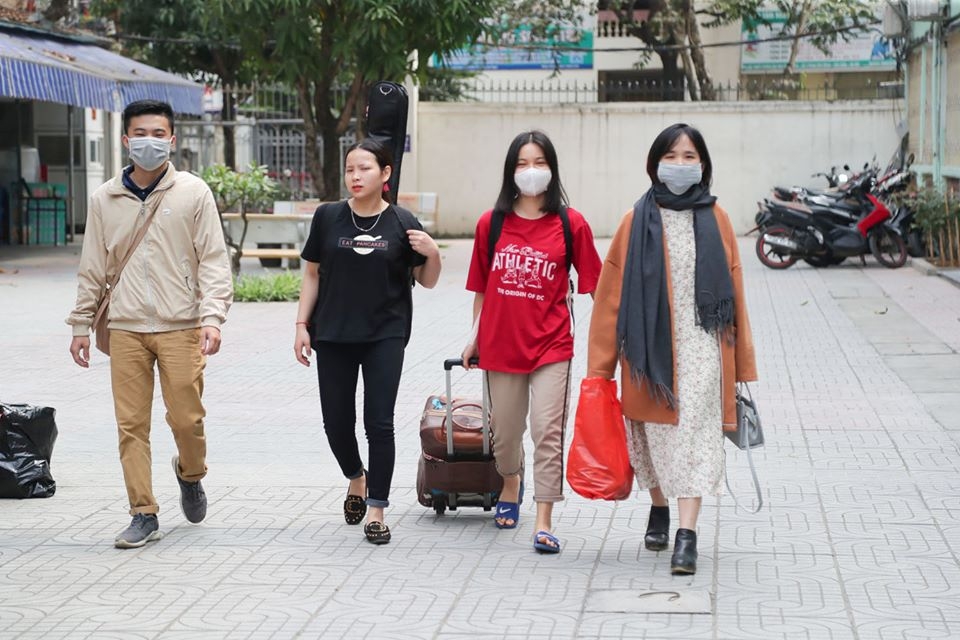 sinh vien ha noi den truong ngay dau tien sau nghi dich covid 19