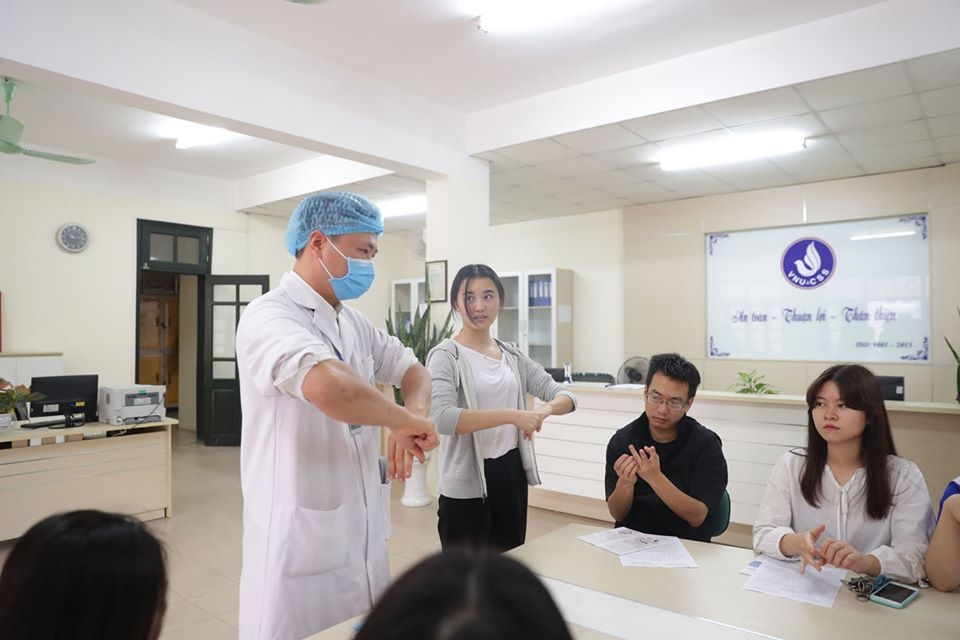 sinh vien ha noi den truong ngay dau tien sau nghi dich covid 19