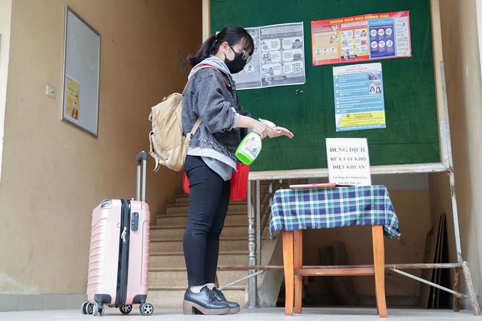 sinh vien ha noi den truong ngay dau tien sau nghi dich covid 19