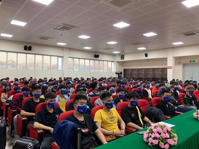 sinh vien ha noi den truong ngay dau tien sau nghi dich covid 19