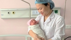 7 phút căng mình cứu thai nhi từ bụng sản phụ nguy kịch vì tai nạn giao thông
