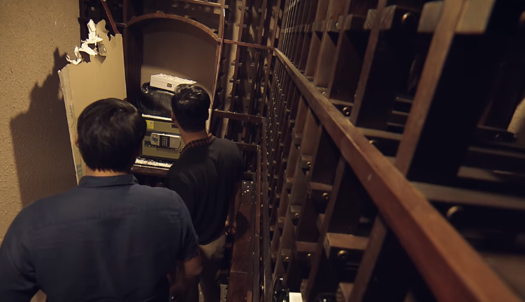 sinh tu tap 80 tap cuoi canh sat phat hien 15 trieu usd o ket sat nha quynh trinh