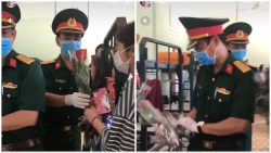 Video: Bộ đội tặng hoa hồng ở khu cách ly COVID-19 ngày 8/3 khiến dân mạng phát 'sốt'