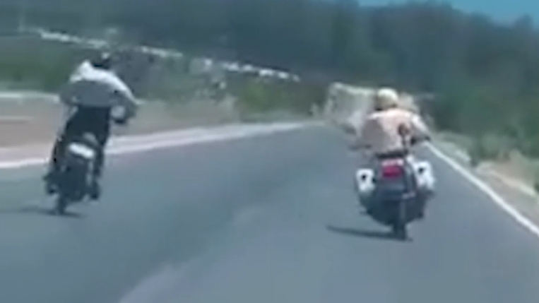 video su that vu nam thanh nien cam dao dung noi chuyen voi csgt
