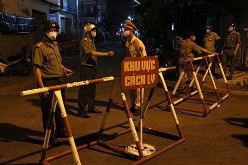 them 5 nguoi mac covid 19 binh thuan phong toa 2 tuyen duong giua dem