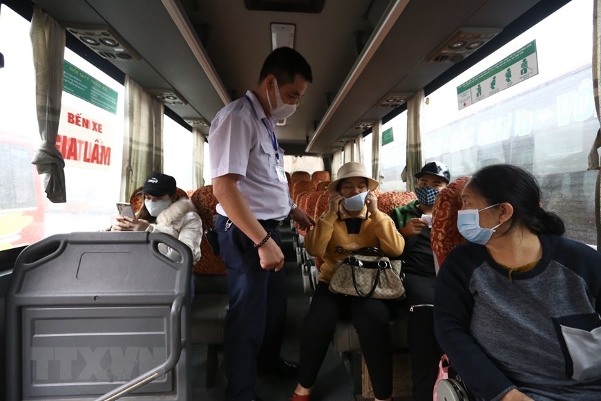 nguoi dan ha noi dong loat deo khau trang noi cong cong phong covid 19