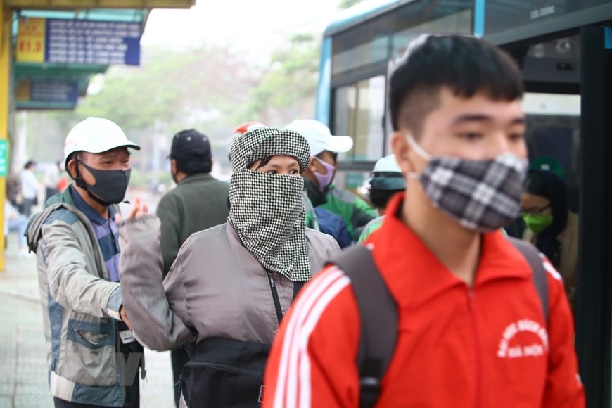 nguoi dan ha noi dong loat deo khau trang noi cong cong phong covid 19