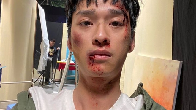 Trần Nghĩa “thầy giáo Ngạn” bị đánh tơi tả trong “Nhà trọ Balanha”