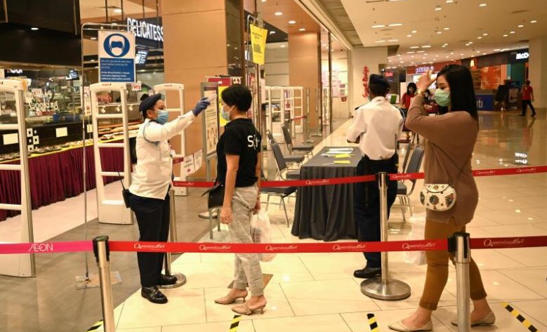 malaysia han che mo cua quan an sieu thi tram xang doi pho voi covid 19