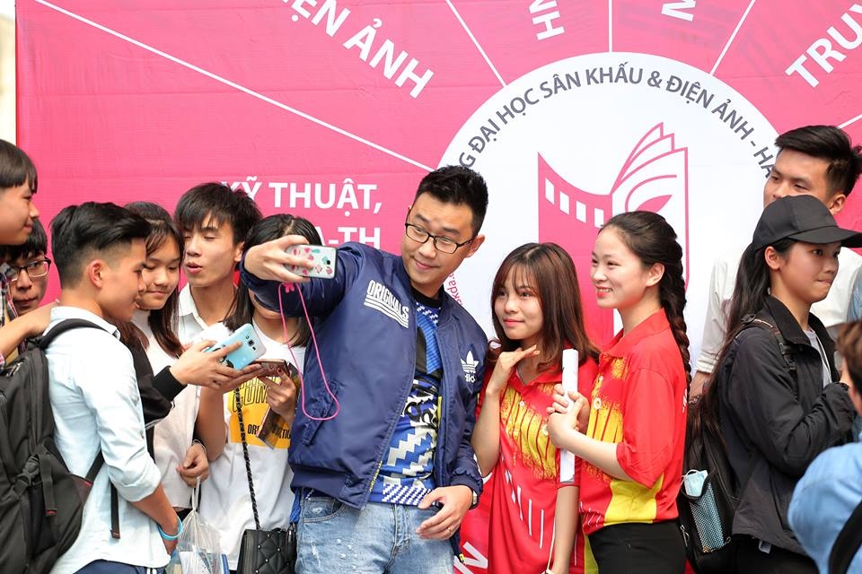 cu thoc truot so tuyen dh san khau dien anh quy dinh ngoai hinh cua truong kho den muc nao