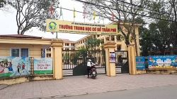 khoi to ong nguyen huu linh vu dam o be gai trong thang may