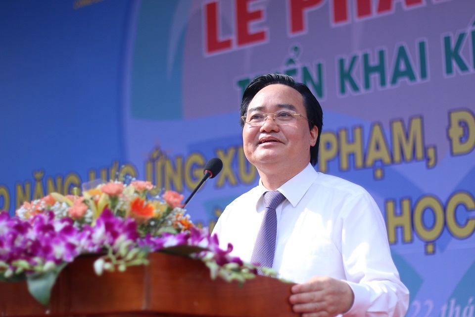 bo truong phung xuan nha hoa minh vao dieu nhay flashmob cua hoc sinh