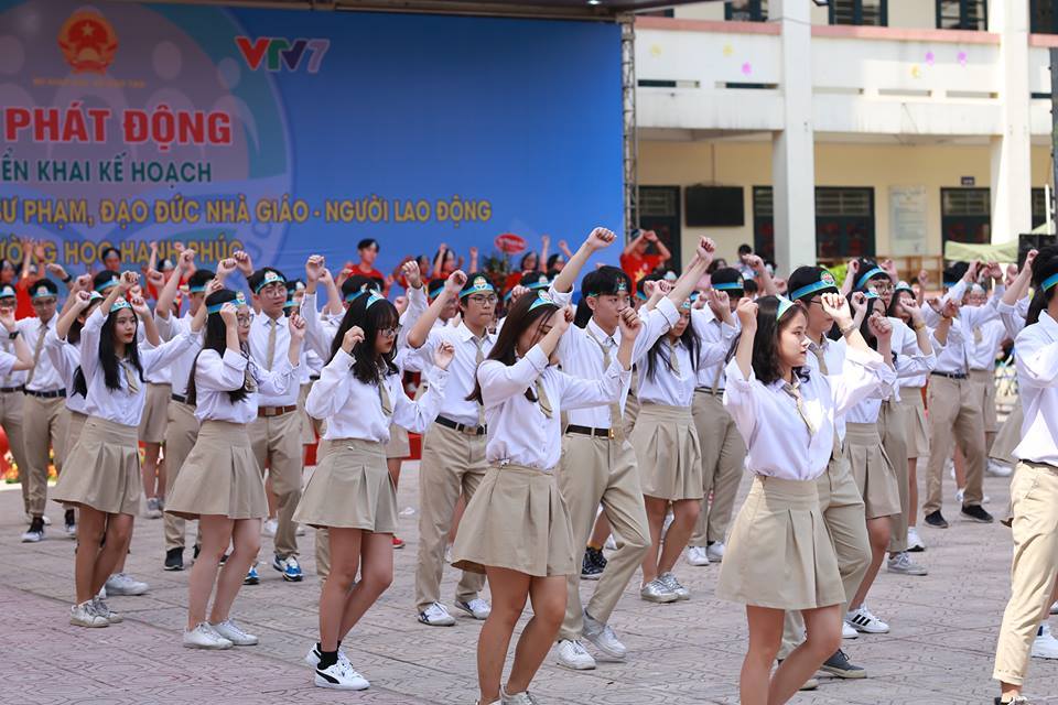 bo truong phung xuan nha hoa minh vao dieu nhay flashmob cua hoc sinh