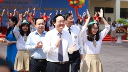 Bộ trưởng Phùng Xuân Nhạ hòa mình vào điệu nhảy flashmob của học sinh
