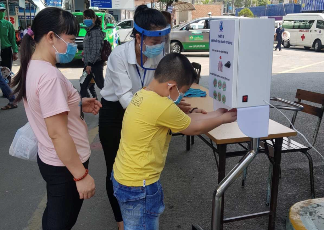 benh vien nhi dong 1 trang bi may sat khuan tay tu dong phong covid 19