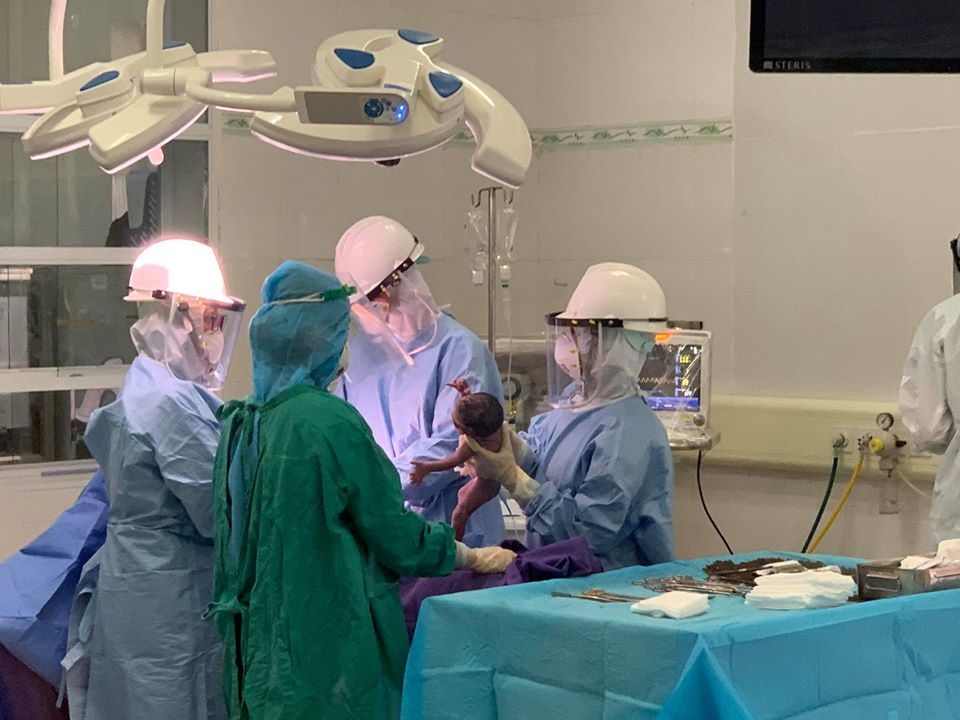 can canh cap song sinh chao doi trong phong cach ly covid 19