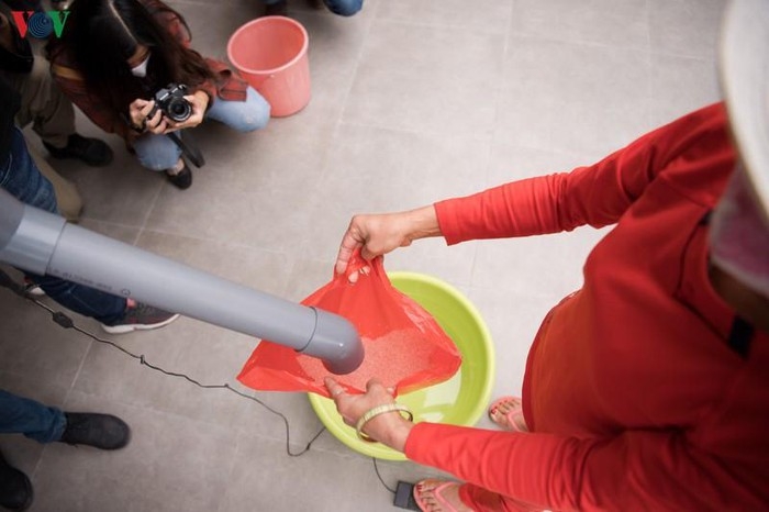 ha noi hon 2200 nguoi ngheo duoc ho tro tu may atm rut gao