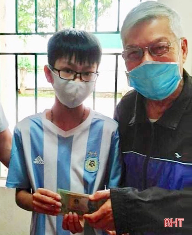 bo giao duc tang bang khen hoc sinh nhat duoc 50 trieu dong tra lai nguoi mat
