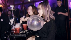 nhieu thanh nien su dung bong cuoi tren pho tay bui vien