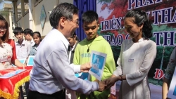 hoi huu nghi viet my trao 100 hoc bong cho hoc sinh kho khan o tphcm