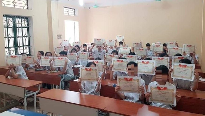 'Trường dạy kiểu gì mà 42/43 em một lớp có giấy khen học sinh giỏi' truong day kieu gi ma 4243 em mot lop co giay khen hoc sinh gioi 77800