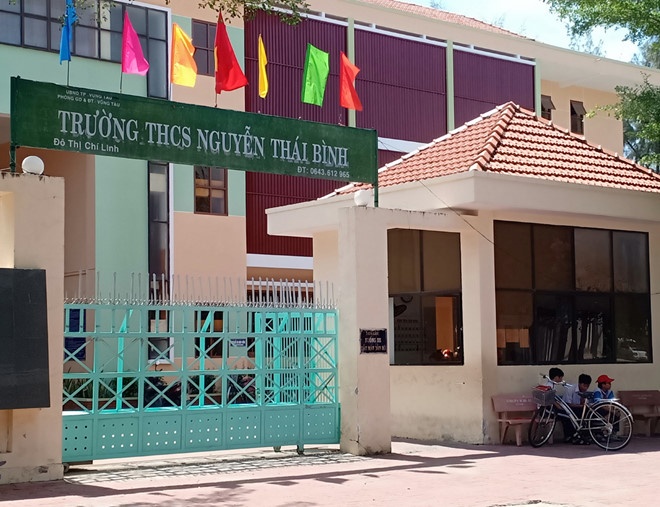 vu lop co 4243 hoc sinh gioi phu huynh xin loi nha truong