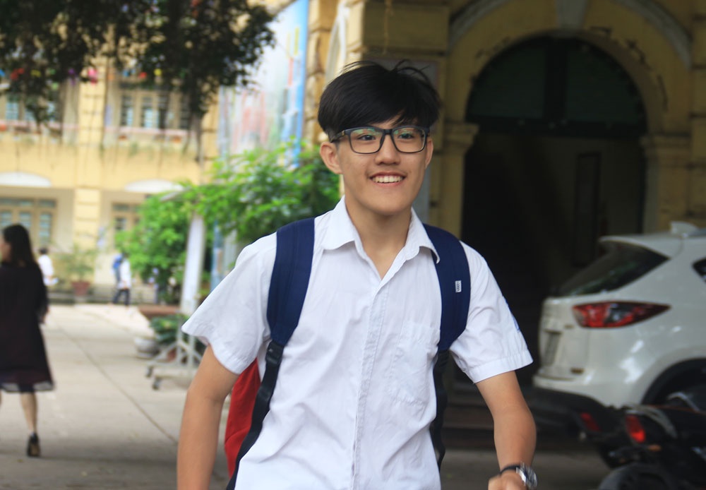 thi tuyen sinh lop 10 ha noi thi sinh cuoi tit mat sau mon thi tieng anh lich su