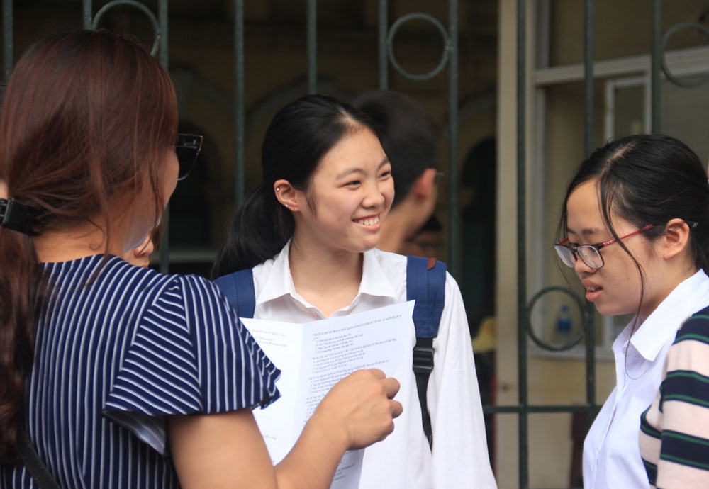 thi tuyen sinh lop 10 ha noi thi sinh cuoi tit mat sau mon thi tieng anh lich su