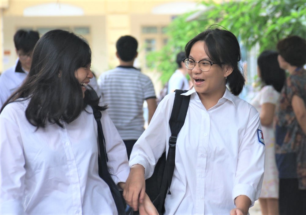 thi tuyen sinh lop 10 ha noi thi sinh cuoi tit mat sau mon thi tieng anh lich su