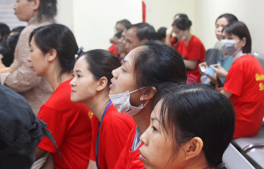 ha noi hang tram giao vien hop dong va vat trong nang nong cho phan quyet so phan