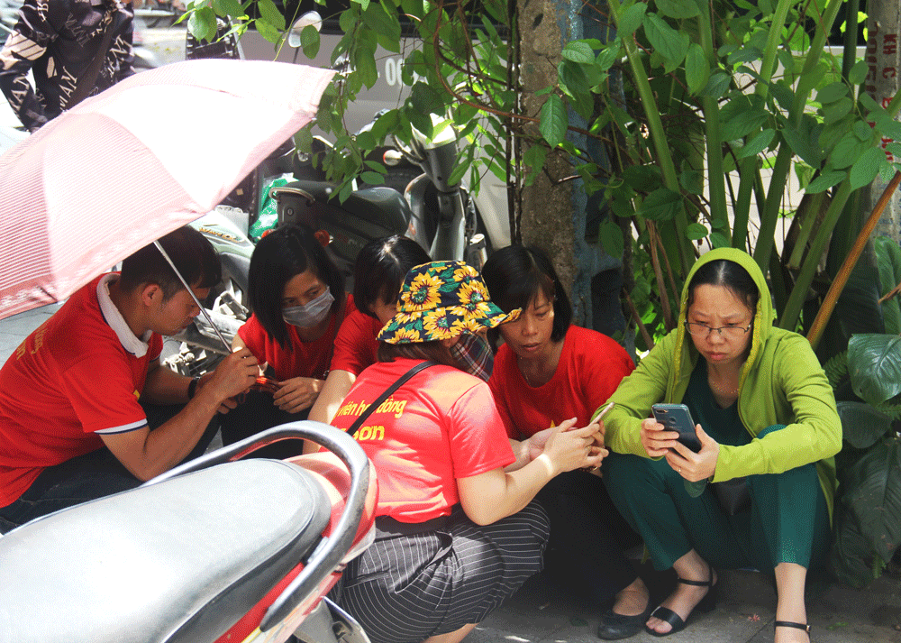 ha noi hang tram giao vien hop dong va vat trong nang nong cho phan quyet so phan