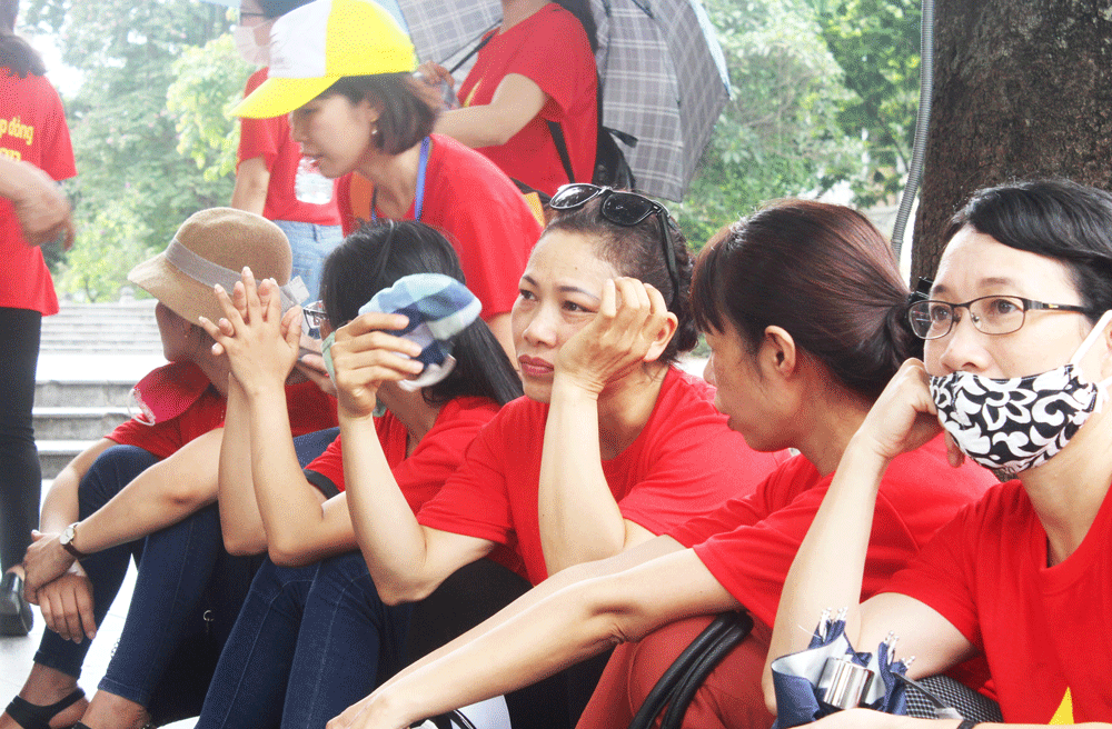 ha noi hang tram giao vien hop dong va vat trong nang nong cho phan quyet so phan