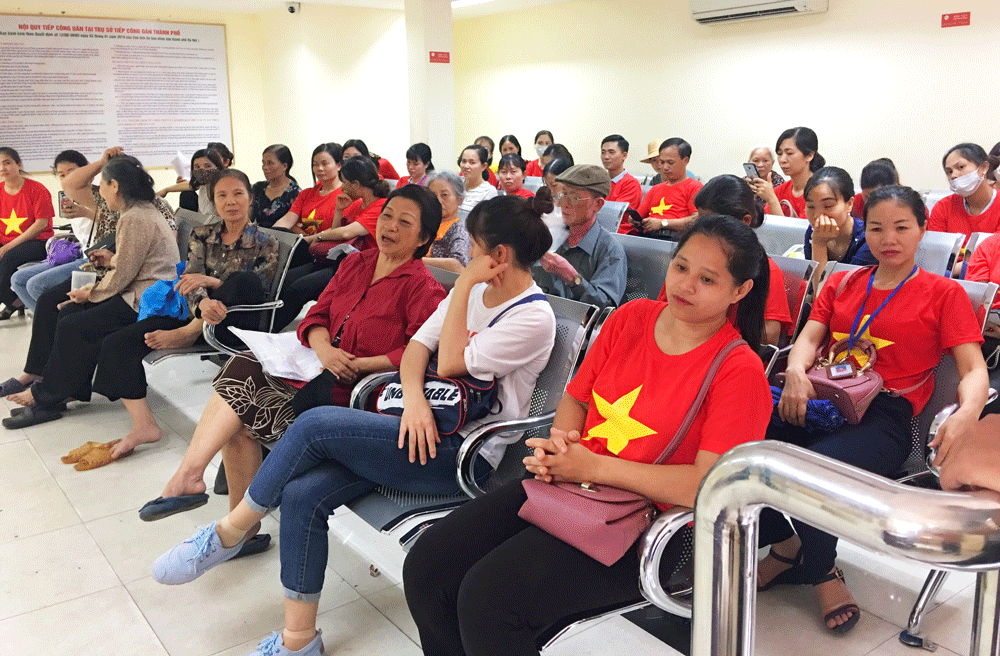 ha noi hang tram giao vien hop dong va vat trong nang nong cho phan quyet so phan