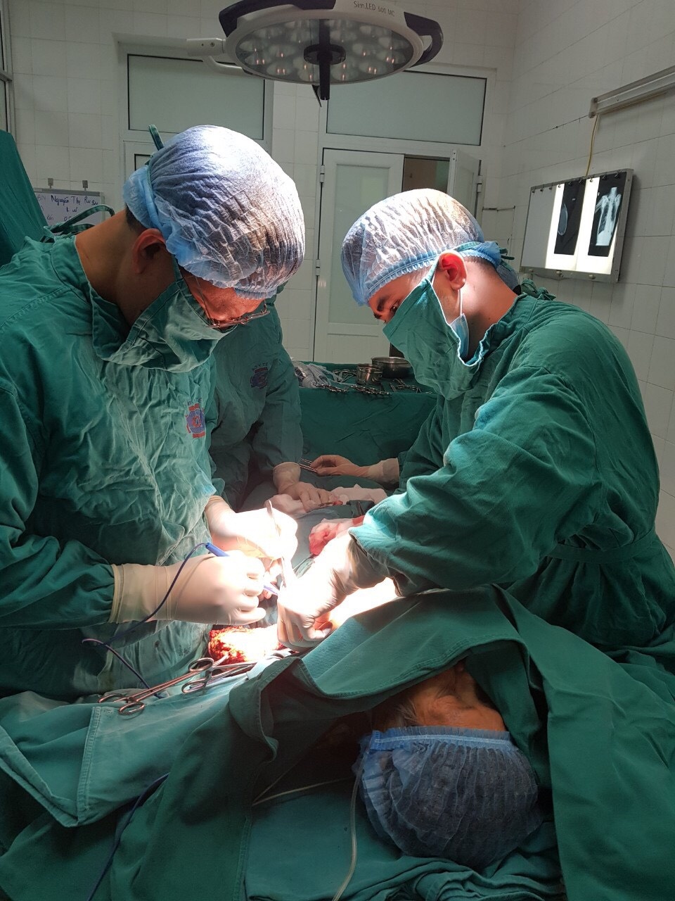 phau thuat thanh cong cho ba cu 92 tuoi mac ung thu vu