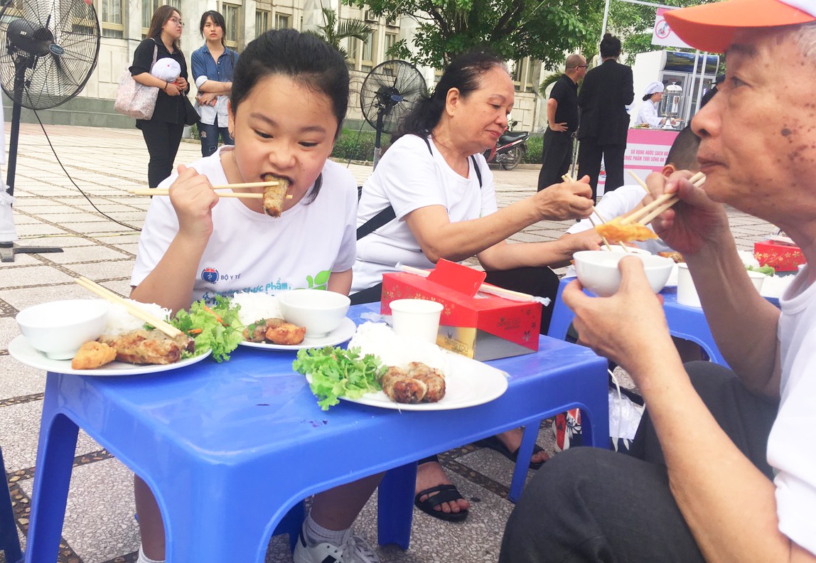 ngay an toan thuc pham the gioi che bien nem ran tuan thu 5 chia khoa an toan thuc pham