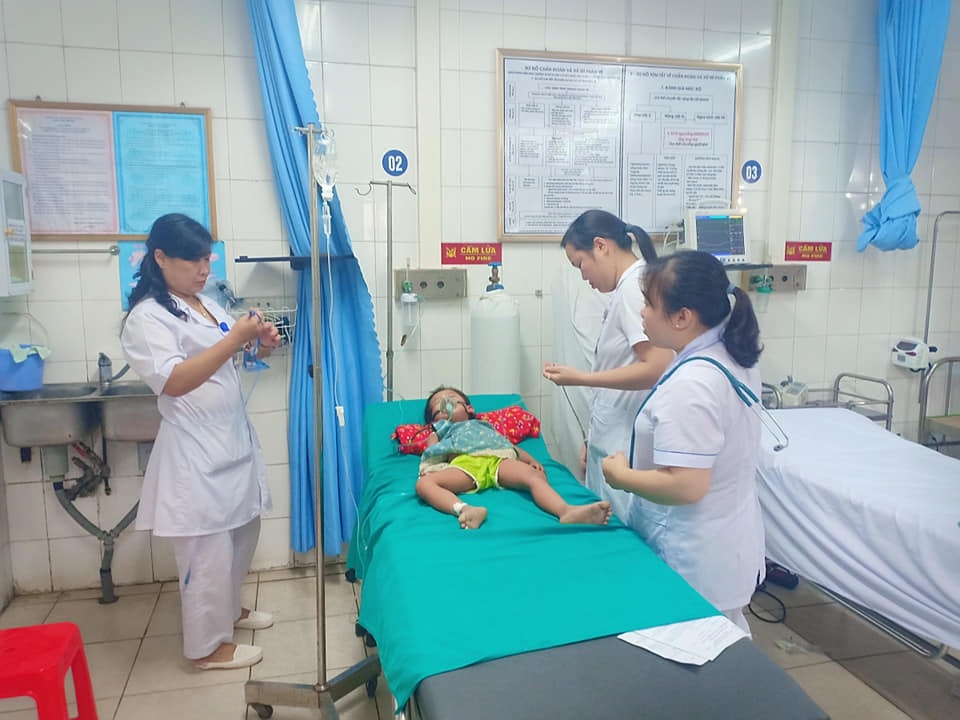 Bé gái 3 tuổi sốc phản vệ sau 5 phút bị kiến xoan đốt be gai 3 tuoi soc phan ve sau 5 phut bi kien xoan dot